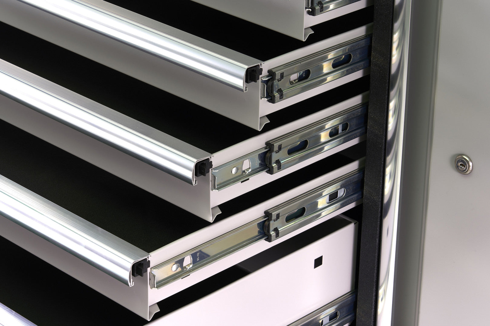 Μεταλλικό Ερμάριο Εργαλείων Με Μασίφ Ξύλινη Επιφάνεια Και Πίνακα Εργαλείων 136Cm Hbm