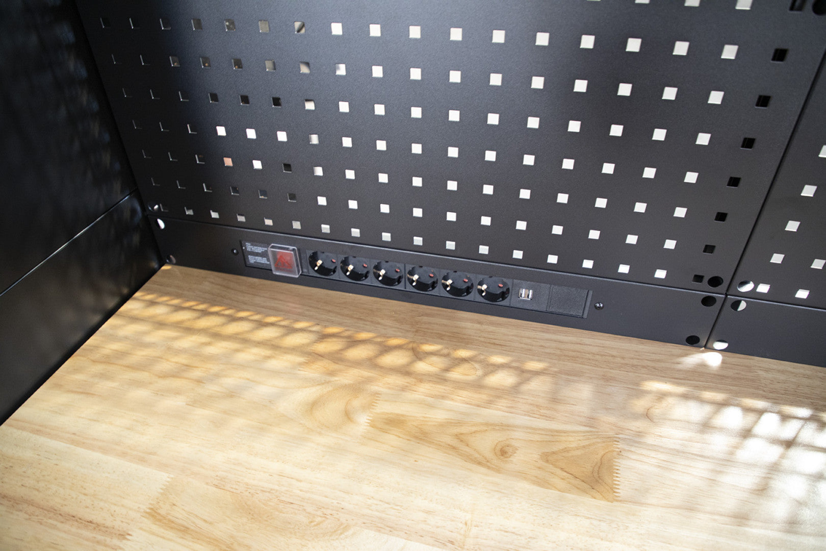 Σετ Μεταλλικα Μοντερνα Επιπλα Για Εργαστηριο 10 Τεμαχια Μαυρο/Κοκκινο Hbm